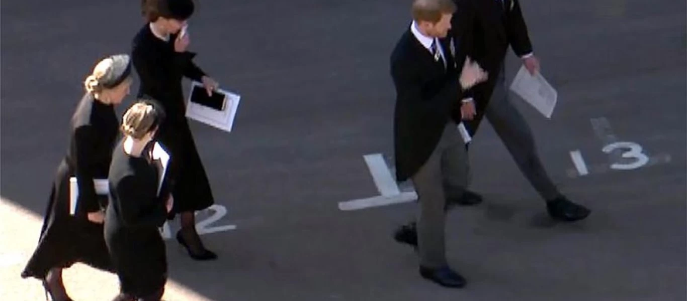 Η στιγμή που ο Χάρι και ο Γουίλιαμ μιλούν μετά την τελετή